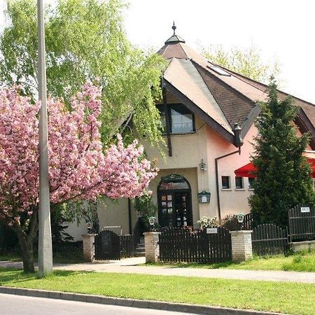 Bed and Breakfast Kocsis Panzió és Étterem Komárom Exterior foto