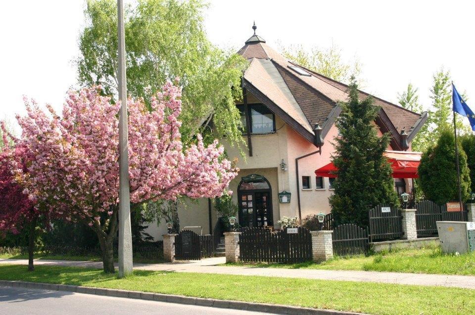 Bed and Breakfast Kocsis Panzió és Étterem Komárom Exterior foto